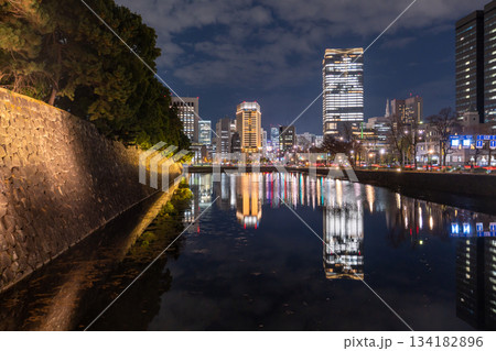 《東京都》お堀に映り込む丸の内の夜景 《東京都》お堀に映り込む丸の内の夜景 134182896