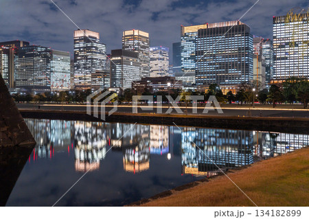 《東京都》お堀に映り込む丸の内の夜景 134182899