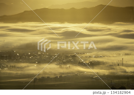 秋田県羽後町の初秋の風景、雲海に覆われる街並み 秋田県羽後町の初秋の風景、雲海に覆われる街並み 134182904