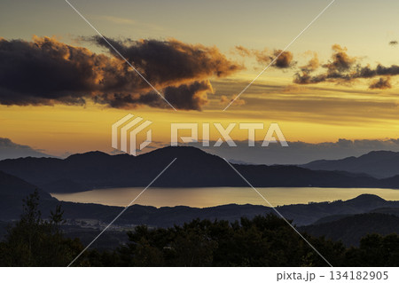 秋田県仙北市の田沢湖の風景、夕陽に染まる湖 秋田県仙北市の田沢湖の風景、夕陽に染まる湖 134182905