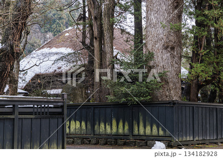 秋田県角館武家屋敷の黒塀と茅葺屋敷 134182928