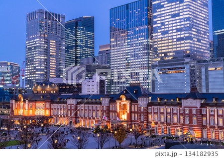 《東京都》東京駅の夜景 《東京都》東京駅の夜景 134182935