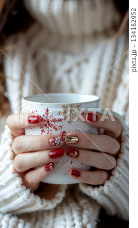 クリスマスネイルでマグカップを持つ冬の手元クローズアップ 134182952