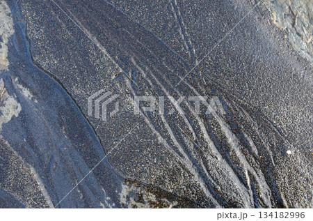 海辺、波の織りなす美しさ、神秘さ。寄せては返す波、地球の息遣いのようにも見えてくる、水のパターン。 134182996