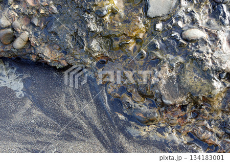 海辺、波の織りなす美しさ、神秘さ。寄せては返す波、地球の息遣いのようにも見えてくる、水のパターン。 134183001