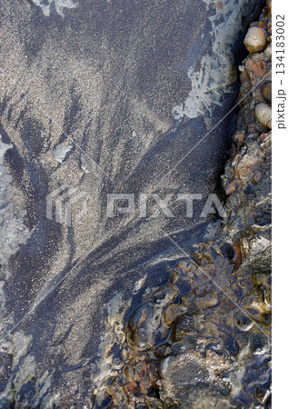 海辺、波の織りなす美しさ、神秘さ。寄せては返す波、地球の息遣いのようにも見えてくる、水のパターン。 134183002