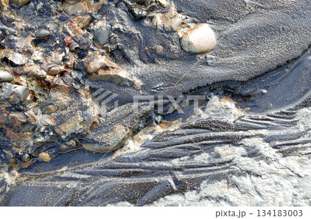 海辺、波の織りなす美しさ、神秘さ。寄せては返す波、地球の息遣いのようにも見えてくる、水のパターン。 海辺、波の織りなす美しさ、神秘さ。寄せては返す波、地球の息遣いのようにも見えてくる、水のパターン。 134183003