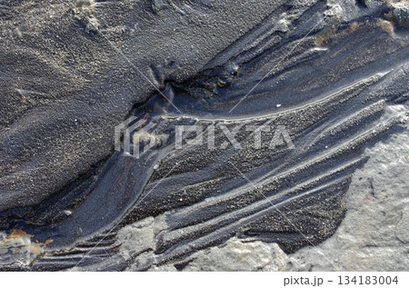 海辺、波の織りなす美しさ、神秘さ。寄せては返す波、地球の息遣いのようにも見えてくる、水のパターン。 134183004