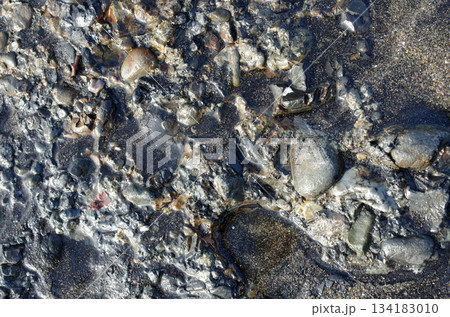 海辺、波の織りなす美しさ、神秘さ。寄せては返す波、地球の息遣いのようにも見えてくる、水のパターン。 134183010