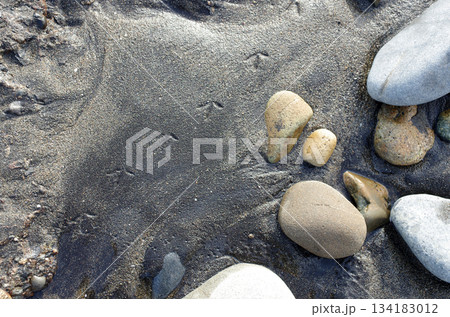 海辺、波の織りなす美しさ、神秘さ。寄せては返す波、地球の息遣いのようにも見えてくる、水のパターン。 134183012