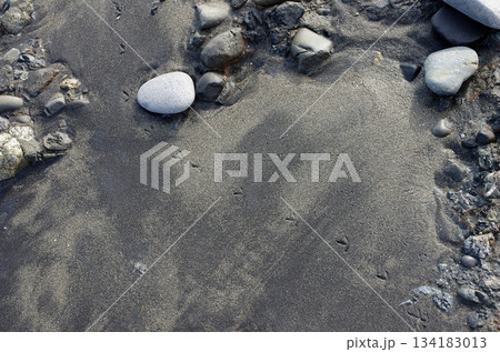 海辺、波の織りなす美しさ、神秘さ。寄せては返す波、地球の息遣いのようにも見えてくる、水のパターン。 134183013