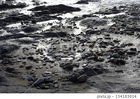 海辺、波の織りなす美しさ、神秘さ。寄せては返す波、地球の息遣いのようにも見えてくる、水のパターン。 134183014