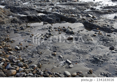 海辺、波の織りなす美しさ、神秘さ。寄せては返す波、地球の息遣いのようにも見えてくる、水のパターン。 134183016