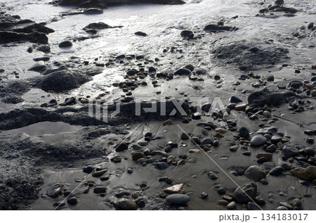 海辺、波の織りなす美しさ、神秘さ。寄せては返す波、地球の息遣いのようにも見えてくる、水のパターン。 134183017