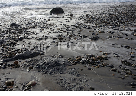 海辺、波の織りなす美しさ、神秘さ。寄せては返す波、地球の息遣いのようにも見えてくる、水のパターン。 海辺、波の織りなす美しさ、神秘さ。寄せては返す波、地球の息遣いのようにも見えてくる、水のパターン。 134183021