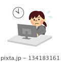 仕事をする女性と時計 134183161
