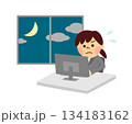 夜に仕事をする女性 134183162