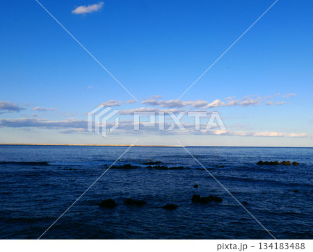 いつもの見慣れた海岸と海。今日の輝きは優しくおおらかで、晩秋の空気感が漂っている。 134183488