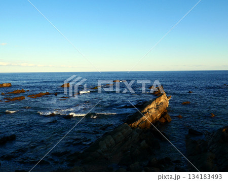 いつもの見慣れた海岸と海。今日の輝きは優しくおおらかで、晩秋の空気感が漂っている。 134183493