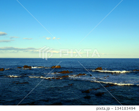 いつもの見慣れた海岸と海。今日の輝きは優しくおおらかで、晩秋の空気感が漂っている。 134183494