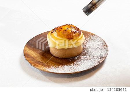 クレームブリュレ バーナーで焼き目をつける画像 クレームブリュレ バーナーで焼き目をつける画像 134183651