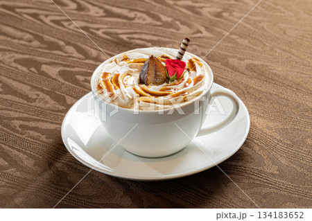 スタジオで撮影したシンプルなカフェモカの素材画像 スタジオで撮影したシンプルなカフェモカの素材画像 134183652