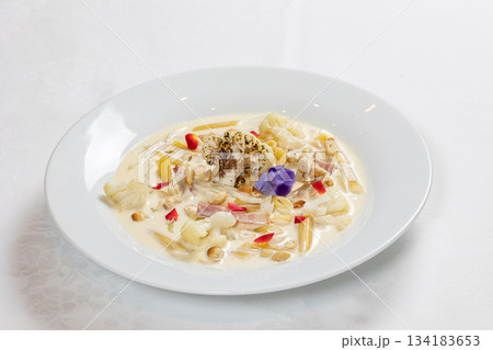 エディブルフラワーが乗っているパスタ　カルボナーラ 134183653