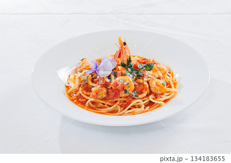 エディブルフラワーが乗っているトマトソースパスタ　 134183655