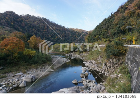 秋の鳥取　奥大山の紅葉風景 134183669