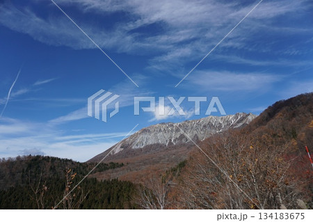 秋の鳥取　奥大山の紅葉風景 134183675