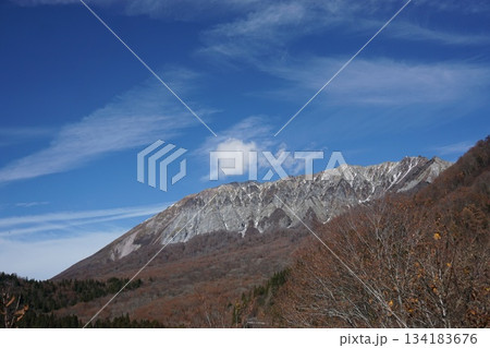 秋の鳥取　奥大山の紅葉風景 134183676