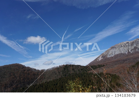 秋の鳥取　奥大山の紅葉風景 134183679