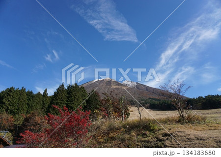 秋の鳥取　奥大山の紅葉風景 134183680