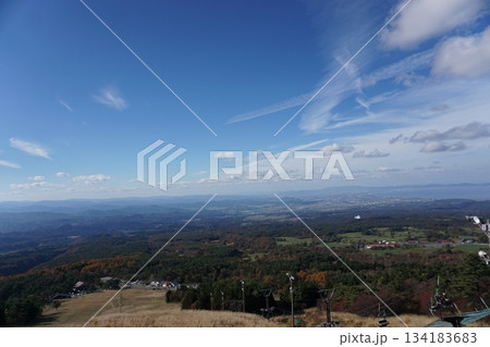 秋の鳥取　奥大山の紅葉風景 134183683