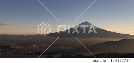 夕暮れの富士山と河口湖 夕暮れの富士山と河口湖 134183784