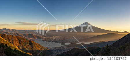 夕暮れの富士山と河口湖 夕暮れの富士山と河口湖 134183785