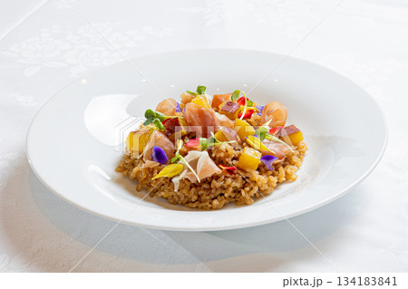 チキンとトマトソースのチーズリゾットの炒め物 134183841
