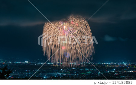 長岡花火を彩る迫力の正三尺玉が夜空に大輪の光を咲かせる瞬間 長岡花火を彩る迫力の正三尺玉が夜空に大輪の光を咲かせる瞬間 134183883