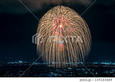 長岡花火を彩る迫力の正三尺玉が夜空に大輪の光を咲かせる瞬間 134183884