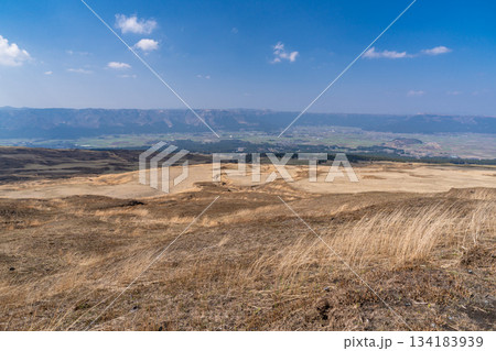 《熊本県》阿蘇の草原の風景 134183939