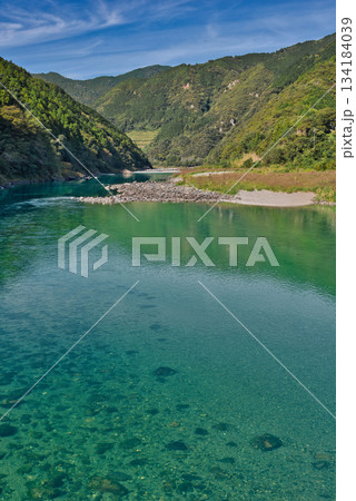 浅尾沈下橋から見た仁淀川 浅尾沈下橋から見た仁淀川 134184039