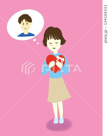 彼を想って頬を赤らめながらプレゼントを抱きしめる女の子 134184331