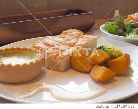 キッシュとフォカッチャとサラダ 134184515