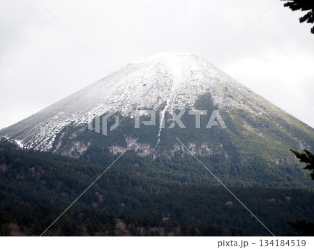 雪帽子をかぶった阿寒富士 雪帽子をかぶった阿寒富士 134184519