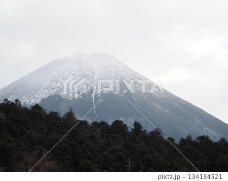 雪帽子をかぶった阿寒富士 雪帽子をかぶった阿寒富士 134184521