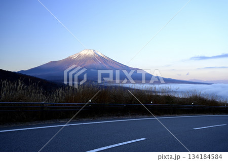 11月、富士の夜明け (撮影地：山中湖村、明神山パノラマ付近) 134184584