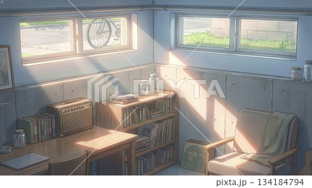 半地下の部屋に窓から地上光が差し込む風景 134184794