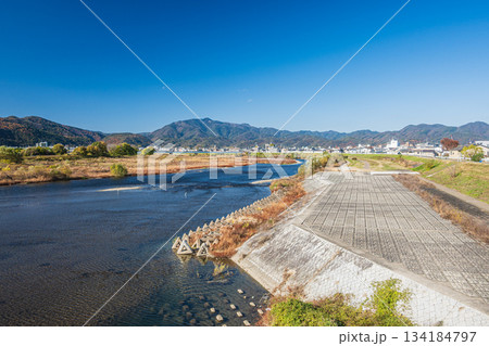 初冬の桂川風景　京都市 134184797
