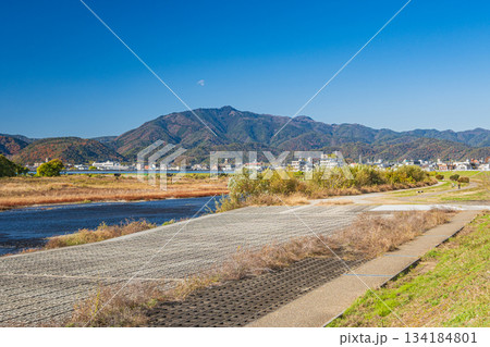 初冬の桂川風景　京都市 134184801
