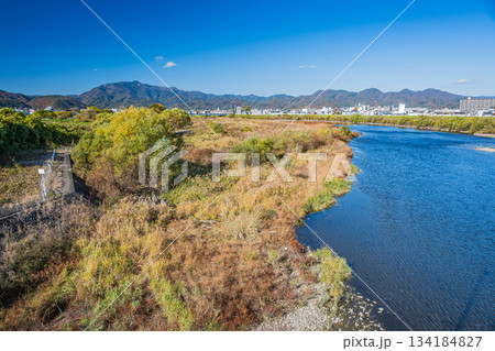 初冬の桂川風景　京都市 134184827